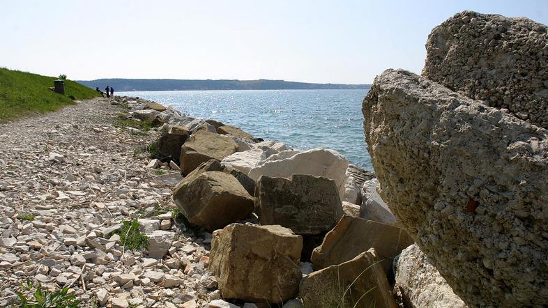 Obmorska sprehajalna pot bo v širini treh metrov tlakovana s tiskanim betonom, n