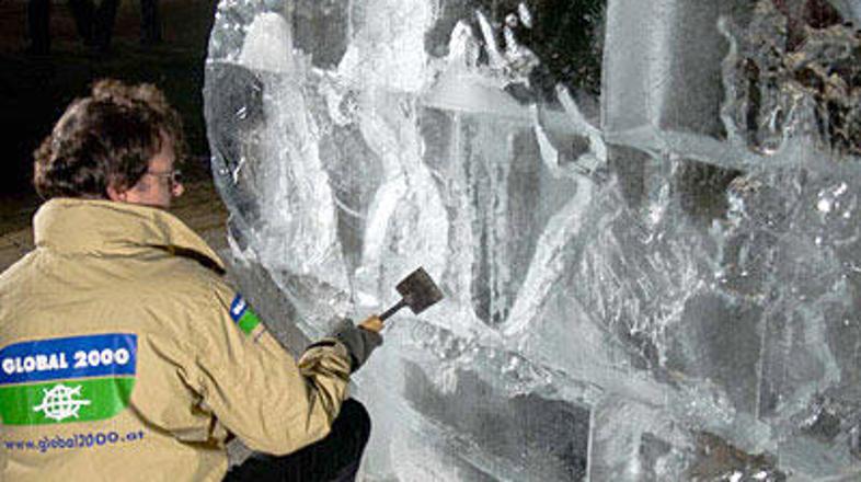 Skulpturo sta oblikovala brata Bernhard in Rudolf Krieger.