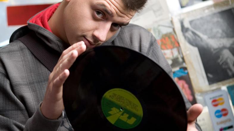 Pesem je slavnica ljubezni, ki preveva vesolje in drži človeštvo skupaj, da vidi