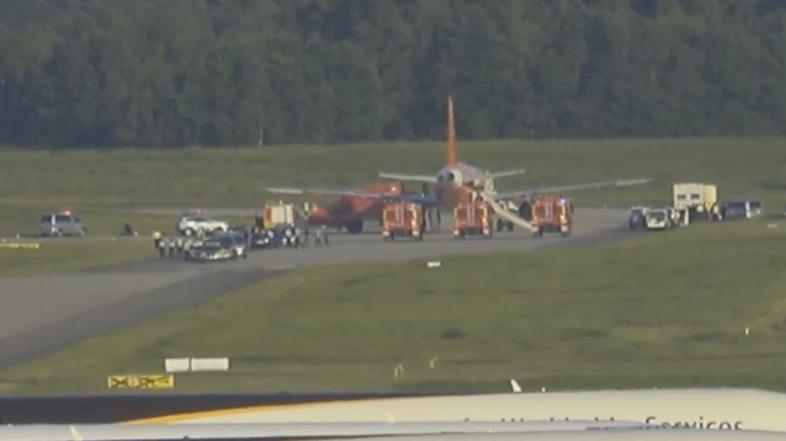 Zasilni pristanek letala Easyjet v Kolnu 