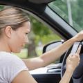 mlada voznica, mladi voznik, vožnja, uporaba mobilnika med vožnjo