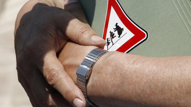 pozor, otroci, zadaj leti duhovnik