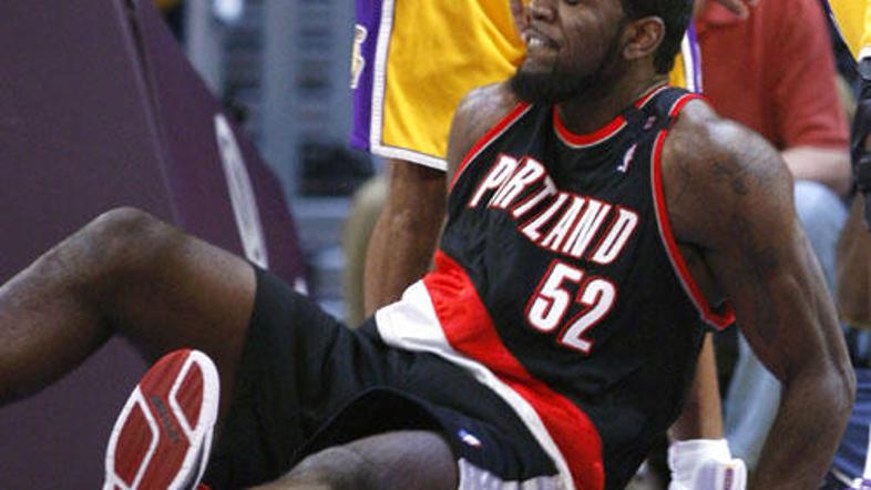 Greg Oden je po bližnjem srečanju z Derekom Fisherjem v bolečinah pristal na tle