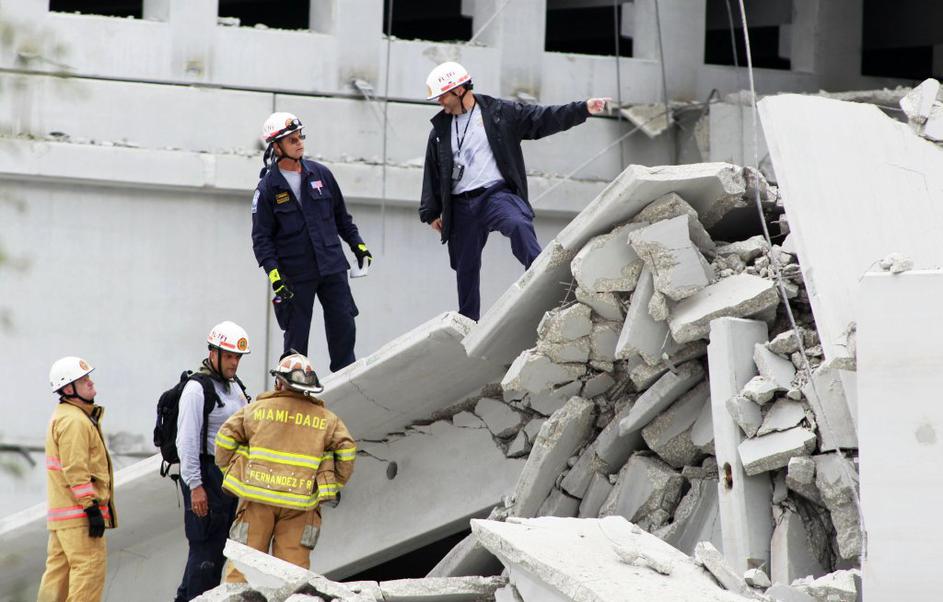 reševalci na ruševinah