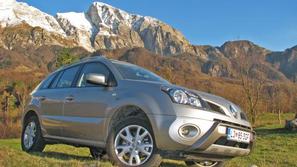 Čeprav ni terenec v pravem pomenu besede, je avtomobil sposoben premagovanja pre