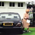 Kraljica Elizabeta II. in njen jaguar daimler V8 majestic. (Foto: Reuters)