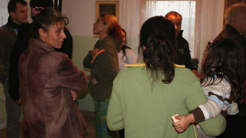 Na sestanku so Romom sporočili, da povsod znižujejo denarne pomoči, če njihovi o