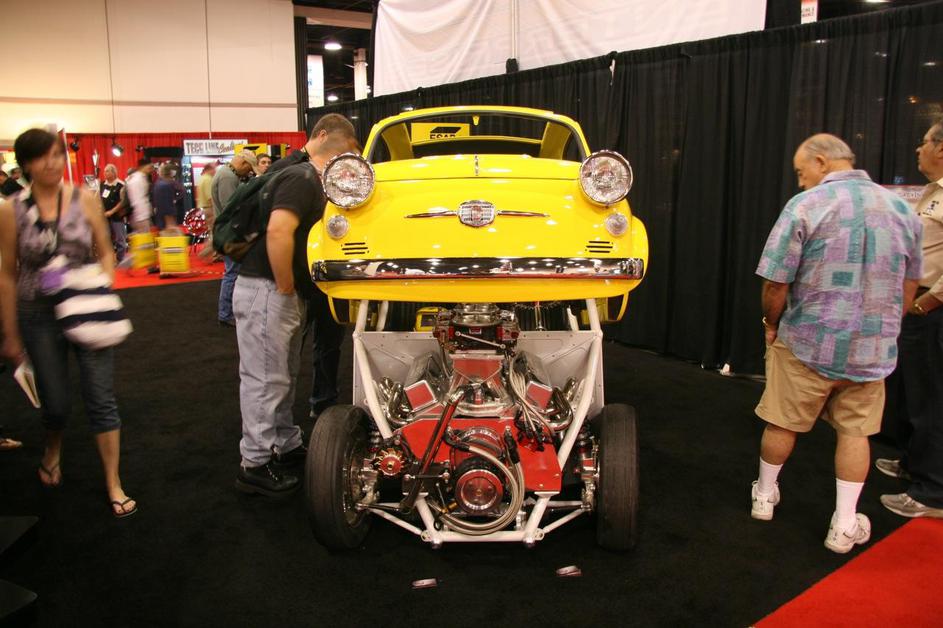 Fiat 500 iz leta 1959 s sredinsko postavljenim motorjem moči 725KM.