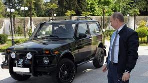 Ruski premier Vladimir Putin je v Sočiju predstavil svoje novo vozilo.
