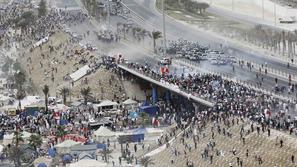 Nedeljo so zaznamovali spopadi med policijo in protestniki. (Foto: Reuters)