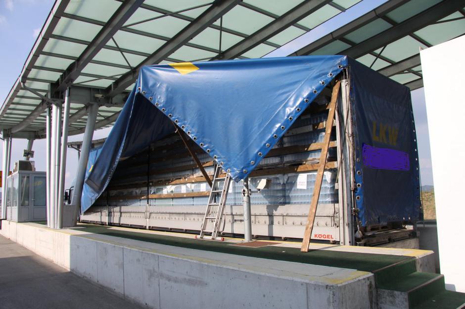 ilegalci, tovornjak, obrežje | Avtor: PU Novo mesto