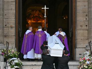 pogreb nathalie baye