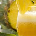 V smoothie dodajte banano, mango, košček papaje, kivi ... (Foto: Shutterstock)