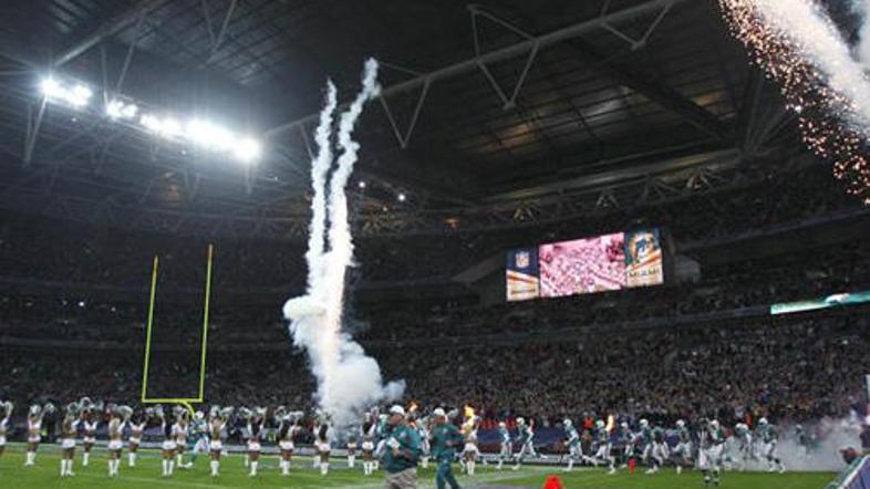Srečanje lige NFL med New York Giants in Miami Dolphins si je na Wembleyju ogled