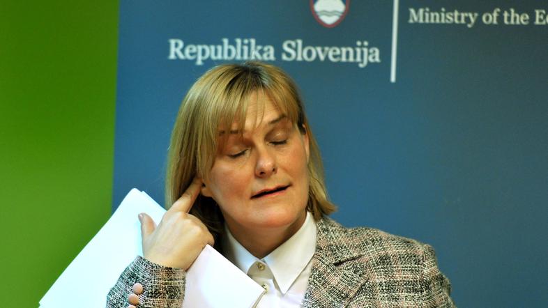 Na ministrstvu se nam po poizvedovanju, zakaj potrebujemo fotografiji Senčurja i