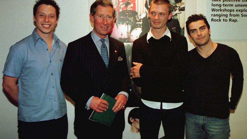 Leta 1998 se je skupina srečala s princem Charlesom. Cable je prvi z leve. (Foto