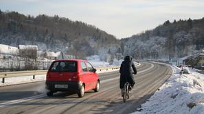 Cesta je predvsem za kolesarje nevarna zaradi hitrosti, ki jih omogoča.
(Foto: 