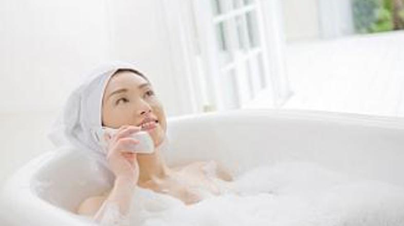 Veliko Japoncev brez svojega mobilnega telefona v kopalnici ne preživi.