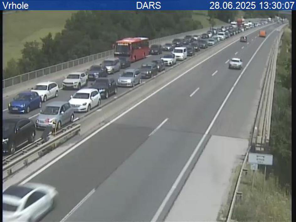 Zastoj na štajerski avtocesti zaradi prometne nesreče