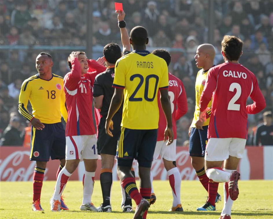 Glavni sodnik je v 27. minuti tekme Randallu Brenesu pokazal rdeči karton.