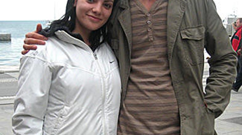 Parček se je odpravil na romantični sprehod ob morju.