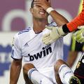 Takole v bolečinah in solzah je Ronaldo končal nedeljsko tekmo. (Foto: Reuters)