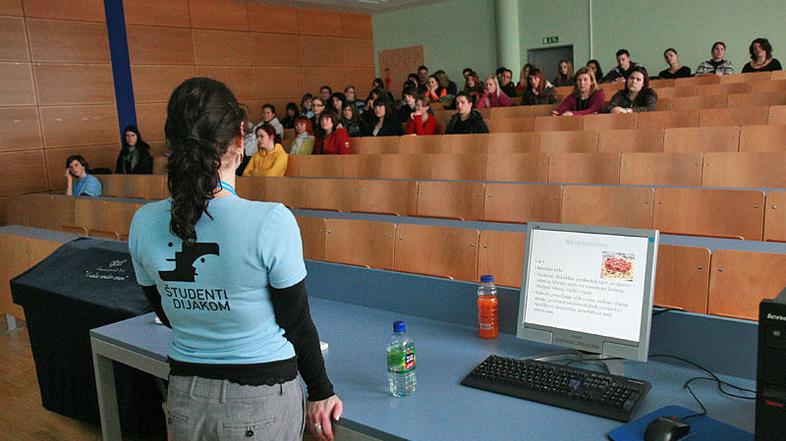 Študentje različnih študijskih smeri bodo odgovarjali tudi na vprašanja dijakov.