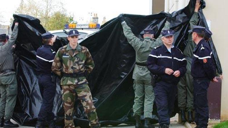 Razpadajoča trupla novorojenčkov so našli v kleti stanovanjskega bloka.
