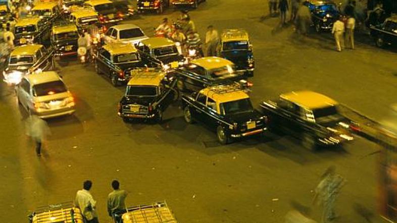 Kaotično črno-rumeno "taksiranje" v Bombaju ...