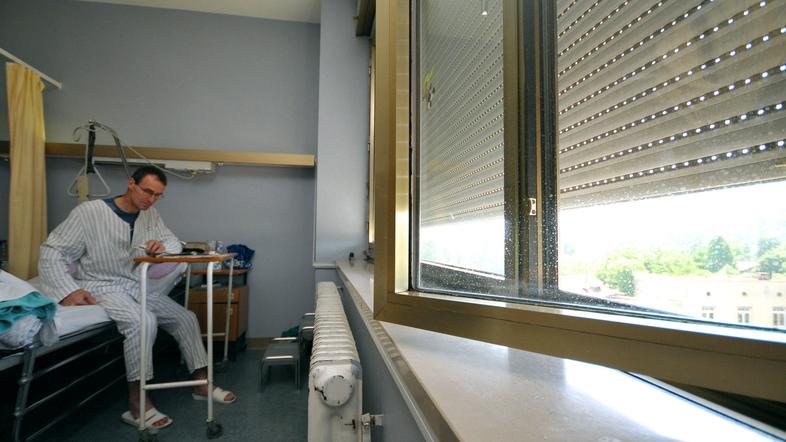 Da so razmere v bolniških sobah nekoliko znosnejše, so rolete čez dan spuščene.