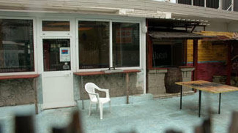 Bo Vodušek dodatno služil z lokalom na plaži v Žusterni?