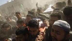 Palestinci so enega od umrlih že pokopali. (Foto: Reuters)