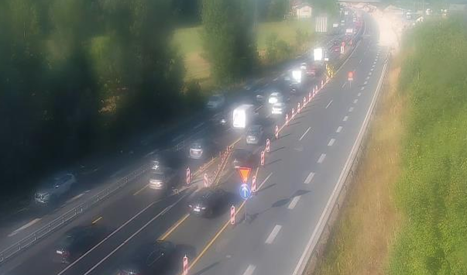 Na avtocesti počilo, zaprt vozni pas