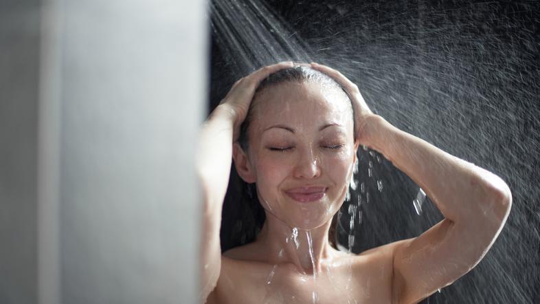 prhanje prha ženska