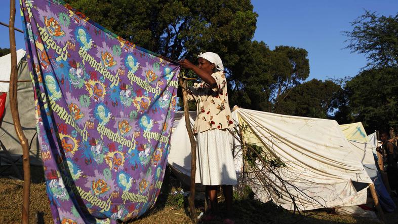 Zaradi pomanjkanja šotorov si ljudje pri "gradnji" začasnih bivališč pomagajo ka