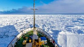 Ujeta ruska ladja na Antarktiki.