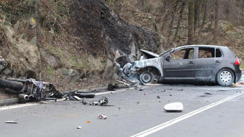 Po trčenju je motorist obležal in umrl na kraju nesreče. Voznica in sopotnik se 