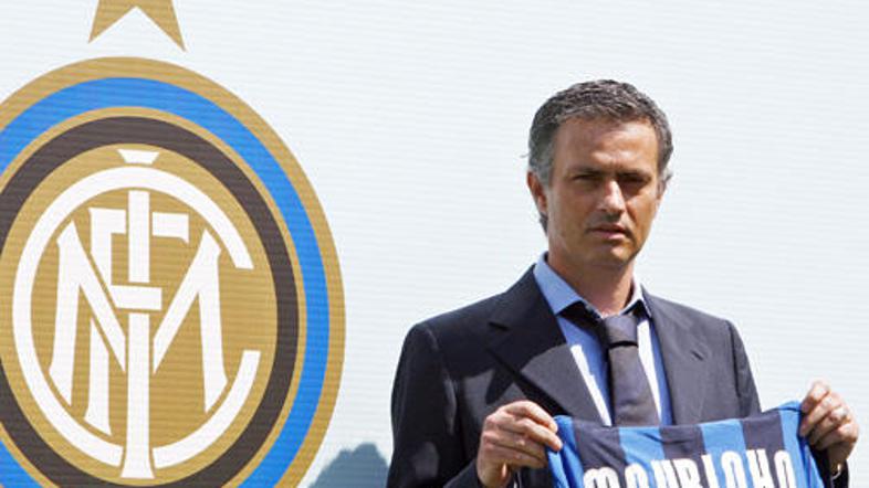 José Mourinho slavi svoj prvi naslov italijanskega prvaka na klopi Interja.