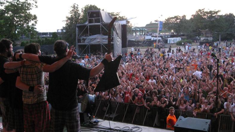 Elvisi pred publiko na festivalu Exit. (Foto: Osebni arhiv)