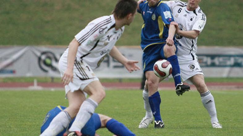 Domžalčani (v modrem) so s 3:2 premagali Interblock.