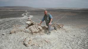 Močni vetrovi so razpihali pesek in odkrili trimetrsko fosilno lobanjo. (Foto: R