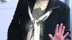 Komarjeva je državnim podjetjem dala dva dni, da napraskajo milijone za delnice 