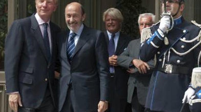 Francoski notranji minister Brice Hortefeux (levo) se je v Parizu s španskim kol