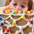 Skupaj naredite hišico iz piškotkov in bonbončkov. (Foto: Shutterstock)