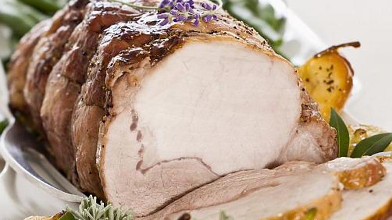 Meso pečemo najmanj uro in pol, vmes pa ga večkrat polijemo s pečenkinim sokom.