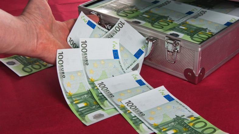 denar bankovci evri kovček