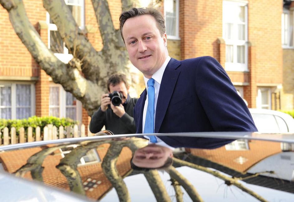 V Veliki Britaniji se bije vroč predvolilni boj, ki nenehno dobiva nove zasuke. 