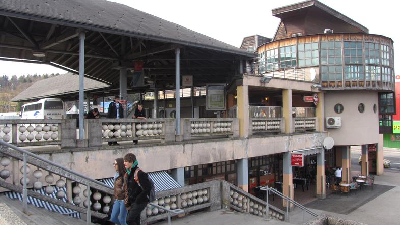 Zaradi kršenja javnega reda in miru v lokalih na avtobusni postaji policija večk