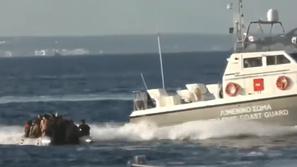 Grška obalna straža poskuša prevrniti čoln