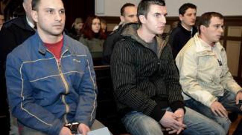 Obtoženi Boštjan Koprivnikar, Simon Trančar in Damir Hasani.